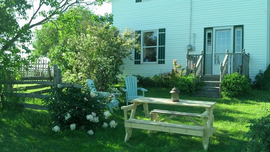 Lovely Green Gable Home Miscouche Luaran gambar