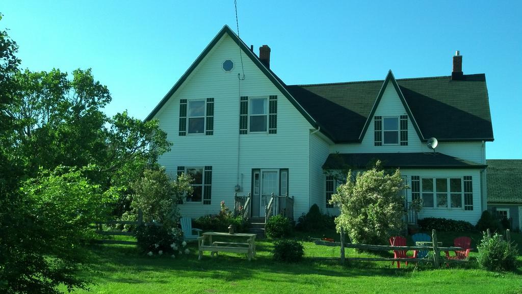 Lovely Green Gable Home Miscouche Luaran gambar