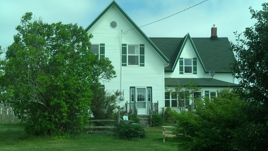 Lovely Green Gable Home Miscouche Luaran gambar