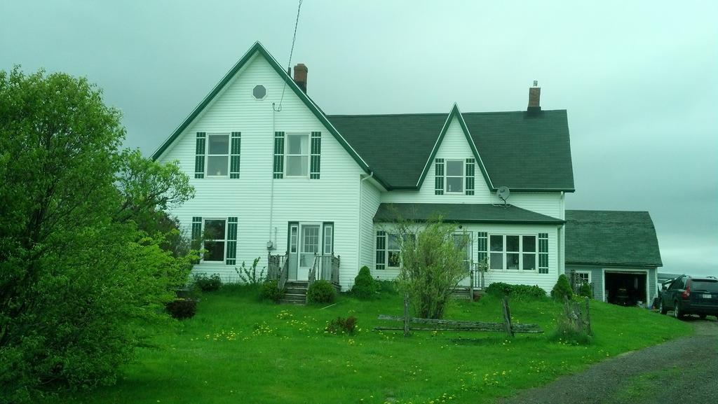 Lovely Green Gable Home Miscouche Luaran gambar