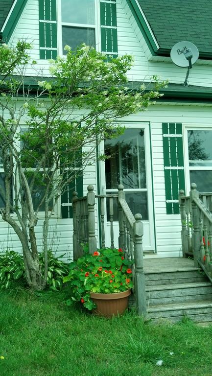 Lovely Green Gable Home Miscouche Luaran gambar