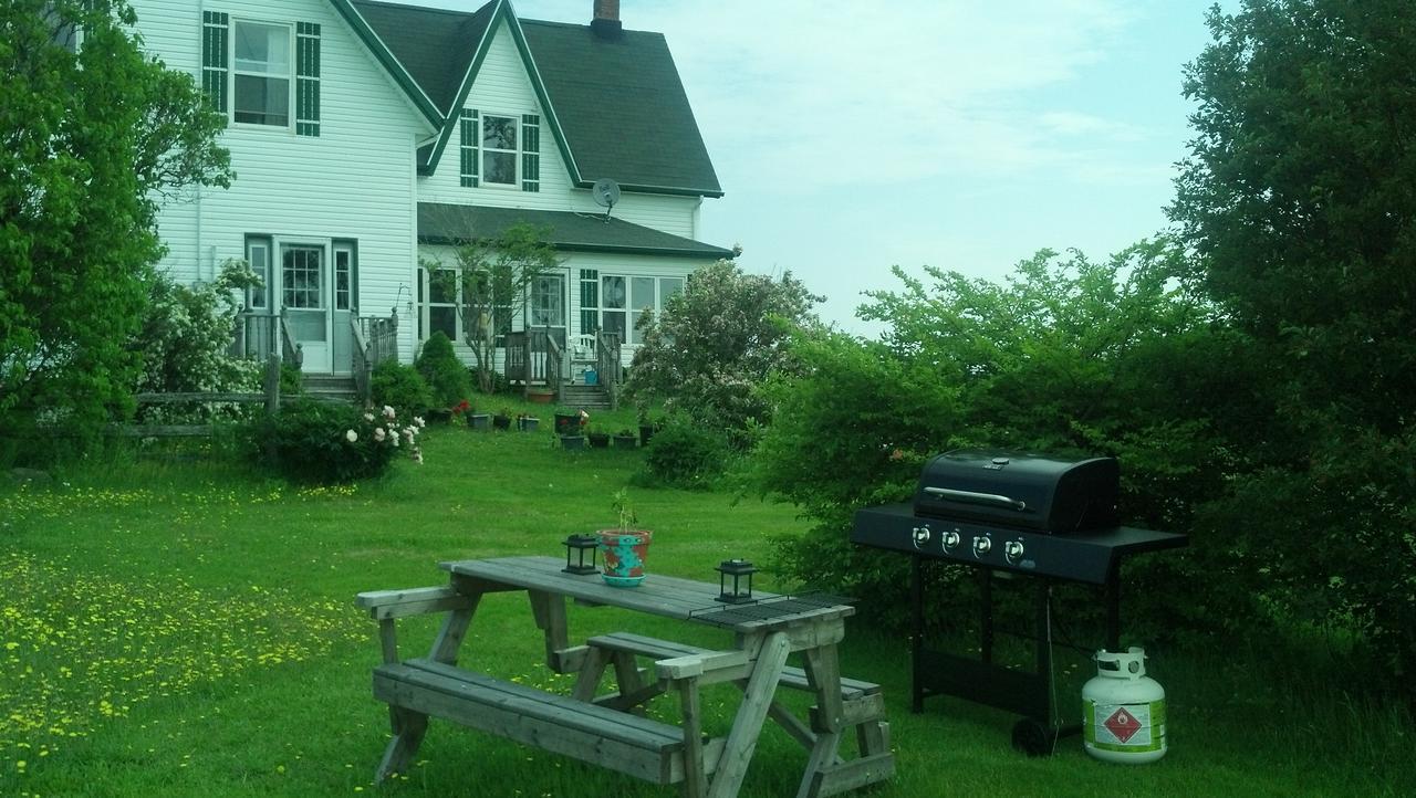 Lovely Green Gable Home Miscouche Luaran gambar